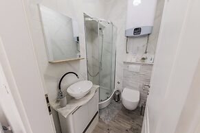 A 1 - Spacious apt on the Seafront With Terrace