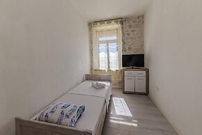 A 1 - Spacious apt on the Seafront With Terrace