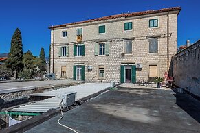 A 1 - Spacious apt on the Seafront With Terrace