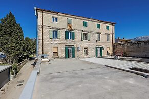 A 1 - Spacious apt on the Seafront With Terrace