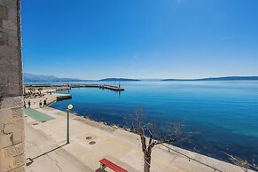 A 1 - Spacious apt on the Seafront With Terrace