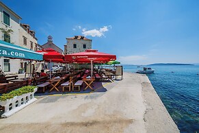 A 1 - Spacious apt on the Seafront With Terrace