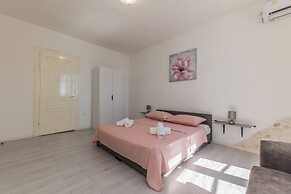 A 1 - Spacious apt on the Seafront With Terrace