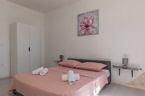 A 1 - Spacious apt on the Seafront With Terrace