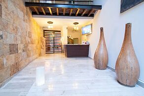 LUXURY CONDO STEPS FROM 5th AV & BEACH
