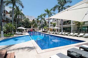 LUXURY CONDO STEPS FROM 5th AV & BEACH