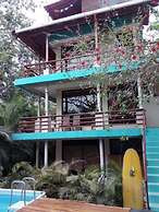 Burnt Toast Surf Camp - Hostel