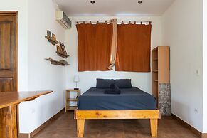 Burnt Toast Surf Camp - Hostel