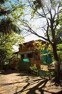 Burnt Toast Surf Camp - Hostel
