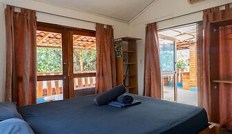 Burnt Toast Surf Camp - Hostel