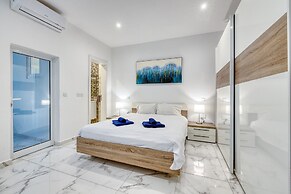 Contemporary 1BR Apartment, Central Location