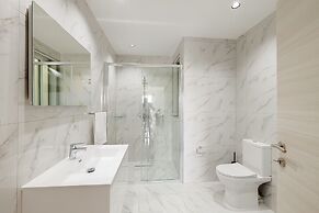 Modern Apartment Steps to St George's Bay