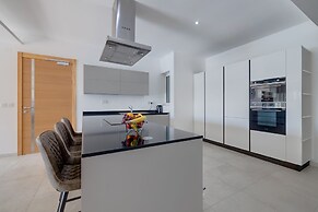 Superlative Apartment With Valletta and Harbour Views