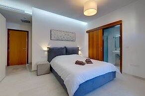 Superlative Apartment With Valletta and Harbour Views