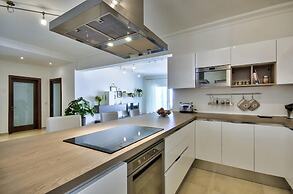 Luxury Apartment With Pool and Terrace, Top Location