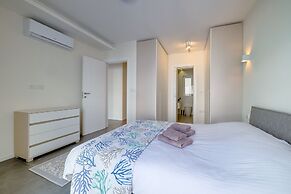 Stunning 3BR Apartment With Marina Views