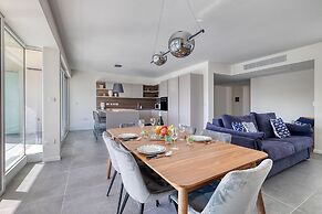 Stunning 3BR Apartment With Marina Views