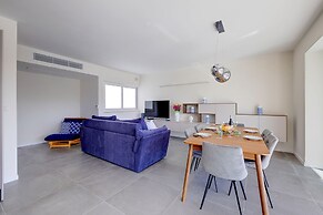 Stunning 3BR Apartment With Marina Views