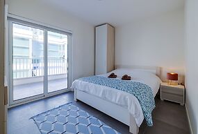 Stunning 3BR Apartment With Marina Views