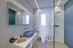 Stunning 3BR Apartment With Marina Views