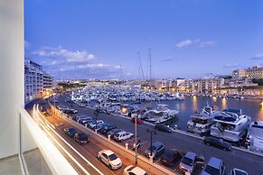 Stunning 3BR Apartment With Marina Views