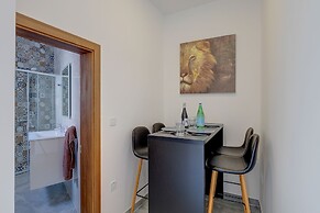 Perfect Location, Idyllic 2BR Apartment