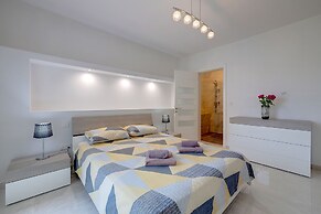 Spacious Apartment Steps to the Promenade