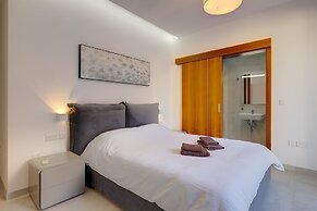 Luxury Apartment With Valletta and Harbour Views