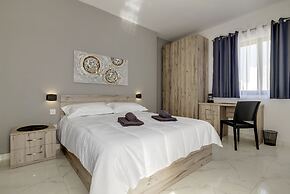 Chic 2BR Penthouse Steps From the Promenade