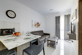 Chic 2BR Penthouse Steps From the Promenade