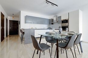 Chic 2BR Apartment, Ideal Location