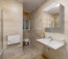 Chic 2BR Apartment, Ideal Location