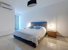 Chic 2BR Apartment, Ideal Location