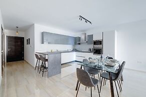 Chic 2BR Apartment, Ideal Location