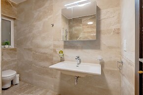 Chic 2BR Apartment, Ideal Location