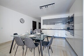 Chic 2BR Apartment, Ideal Location