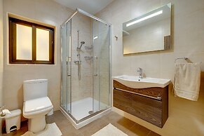 Stylish, Bright and Airy Apart in Central Bugibba