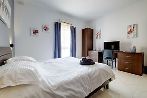 Idyllic Apartment Steps From the Promenade