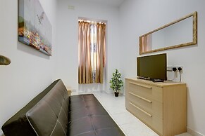 Cosy Apartment Steps From the Promenade