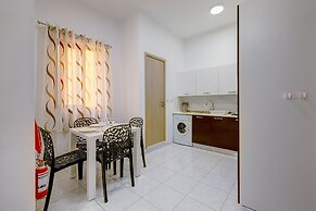 Cosy Apartment Steps From the Promenade