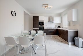 Stylish 2BR Apartment in Central St Julians