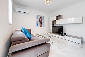 Stylish 2BR Apartment in Central St Julians