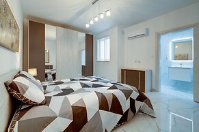 Stylish 2BR Apartment in Central St Julians