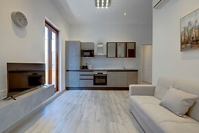 Chic 2BR Apartment, Ideal Location