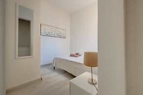 Chic 2BR Apartment, Ideal Location
