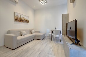 Chic 2BR Apartment, Ideal Location