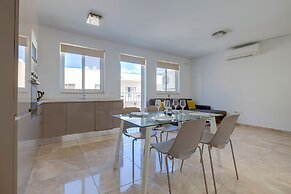 Modern 2BR Apartment in Central St Julian's