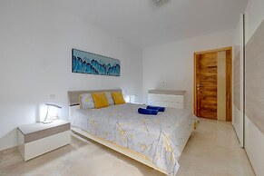 Modern 2BR Apartment in Central St Julian's