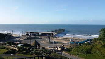 Beach Front 2-bed Apartment With Deck & BBQ