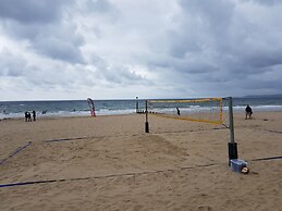 Beach Front 2-bed Apartment With Deck & BBQ